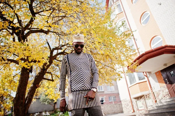 Retrato de hombre afroamericano negro con estilo en sombrero y sungla — Foto de Stock