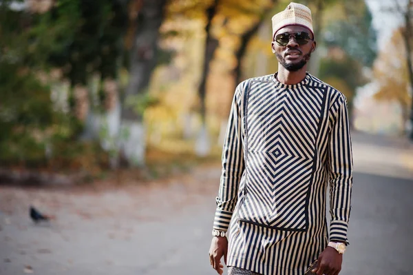 Retrato de hombre afroamericano negro con estilo en sombrero y sungla — Foto de Stock