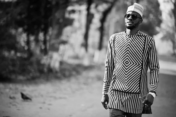 Retrato de hombre afroamericano negro con estilo en sombrero y sungla — Foto de Stock