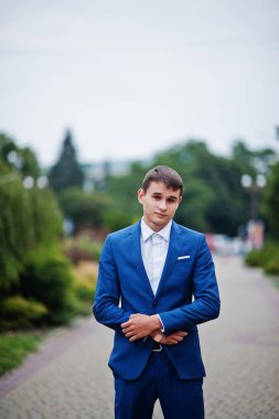 Resmi süslü elbise poz içinde yakışıklı bir genç adam portresi 