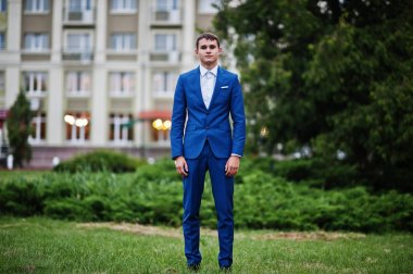 Yakışıklı genç bir adam portresi serin elbise poz giyinmiş 