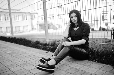 Koyu saçlı güzel şehvetli kadın moda açık fotoğrafı ben