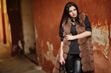 Koyu saçlı güzel şehvetli kadın moda açık fotoğrafı ben