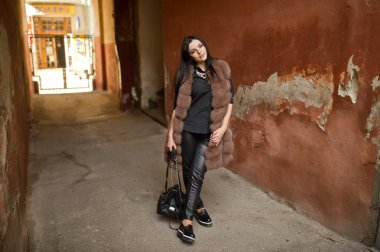 Koyu saçlı güzel şehvetli kadın moda açık fotoğrafı ben