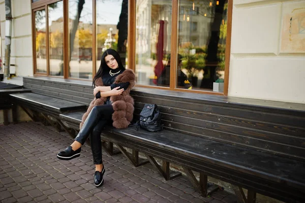 Mode Outdoor-Foto von wunderschönen sinnlichen Frau mit dunklen Haaren i — Stockfoto