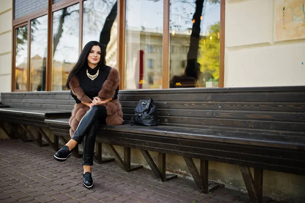 Fashion outdoor photo of gorgeous sensual woman with dark hair i — Stock Photo, Image