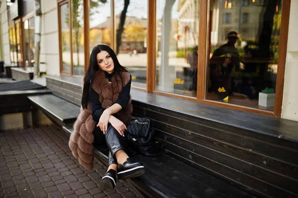 Mode Outdoor-Foto von wunderschönen sinnlichen Frau mit dunklen Haaren i — Stockfoto