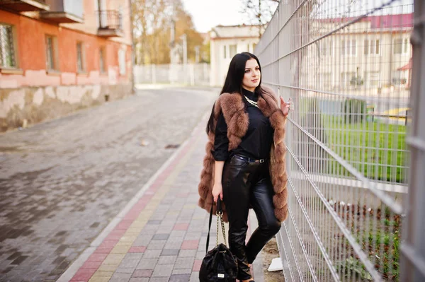 Fashion outdoor photo of gorgeous sensual woman with dark hair i — Stock Photo, Image