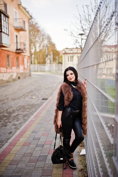 Moda foto al aire libre de hermosa mujer sensual con pelo oscuro i —  Fotos de Stock