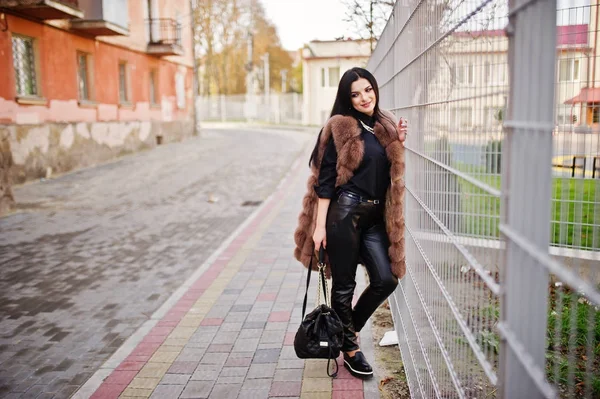 黒い髪とゴージャスな官能的な女性のファッション屋外写真私 — ストック写真