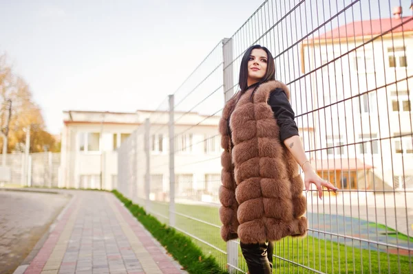 Fashion outdoor photo of gorgeous sensual woman with dark hair i — Stock Photo, Image