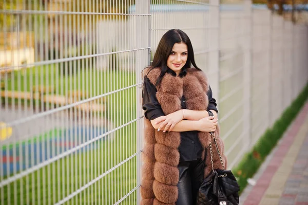 Fashion outdoor photo of gorgeous sensual woman with dark hair i — Stock Photo, Image