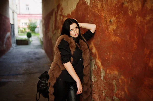 Fashion outdoor photo of gorgeous sensual woman with dark hair i — Stock Photo, Image