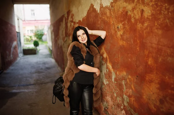 Mode Outdoor-Foto von wunderschönen sinnlichen Frau mit dunklen Haaren i — Stockfoto