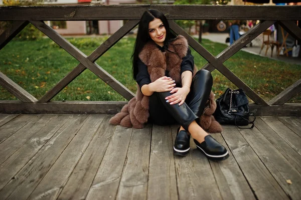 Fashion outdoor photo of gorgeous sensual woman with dark hair i — Stock Photo, Image