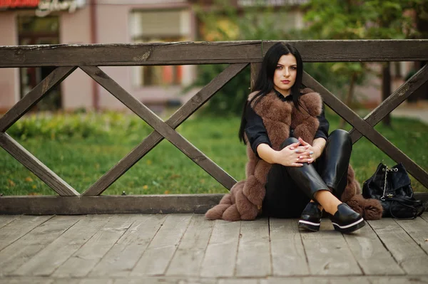 Moda foto al aire libre de hermosa mujer sensual con pelo oscuro i — Foto de Stock