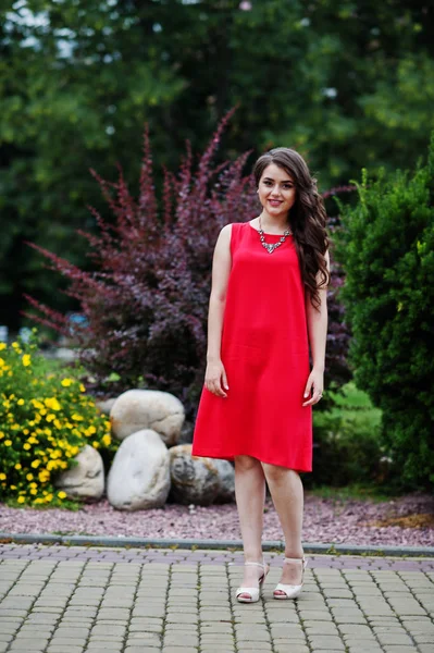 Retrato de uma jovem atrai em vestido vermelho posando no p — Fotografia de Stock