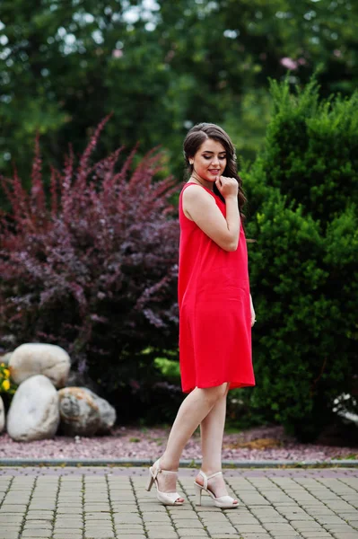 Retrato de uma jovem atrai em vestido vermelho posando no p — Fotografia de Stock