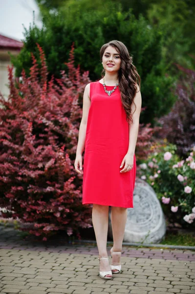 Πορτρέτο του ένα νεαρό κορίτσι attractve σε κόκκινο φόρεμα που ποζάρει για το p — Φωτογραφία Αρχείου