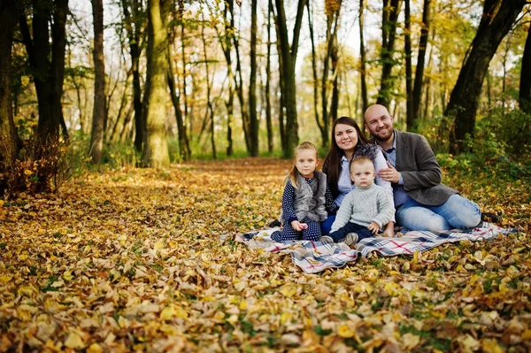 Glücklich kaukasischen Familie von Mama Papa und kleine Mädchen mit junge sitti — Stockfoto
