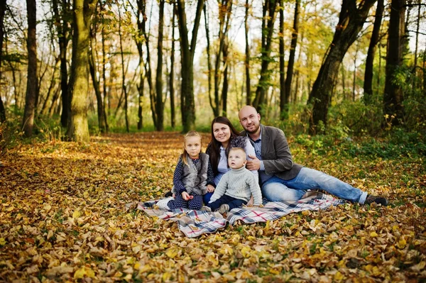 Feliz família caucasiana de mãe pai e menina com menino sitti — Fotografia de Stock