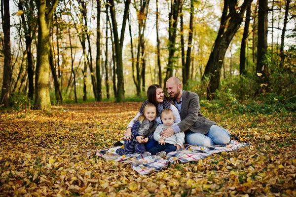 Glücklich kaukasischen Familie von Mama Papa und kleine Mädchen mit junge sitti — Stockfoto