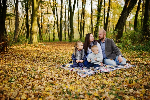 Glücklich kaukasischen Familie von Mama Papa und kleine Mädchen mit junge sitti — Stockfoto