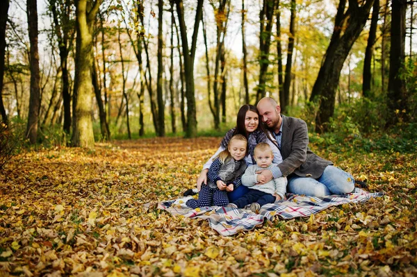 Feliz família caucasiana de mãe pai e menina com menino sitti — Fotografia de Stock