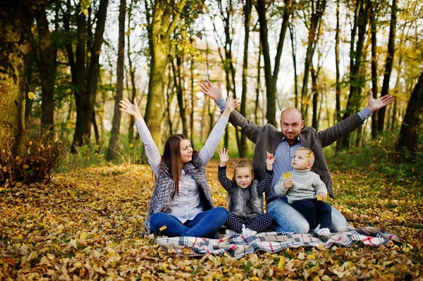 Glücklich kaukasischen Familie von Mama Papa und kleine Mädchen mit junge sitti — Stockfoto