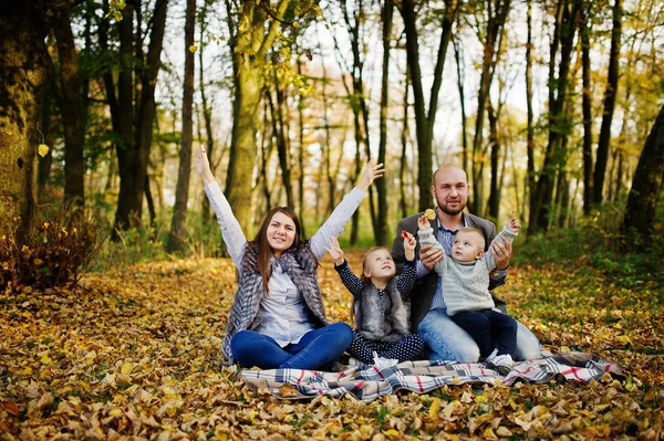 Felice famiglia caucasica di mamma papà e bambina con ragazzo sitti — Foto Stock