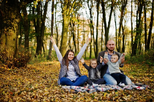Счастливая кавказская семья мама папа и маленькая девочка с мальчиком ситти — стоковое фото