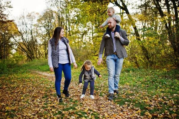 Glücklich kaukasischen Familie von Mama Papa und kleine Mädchen mit Junge bei ma — Stockfoto