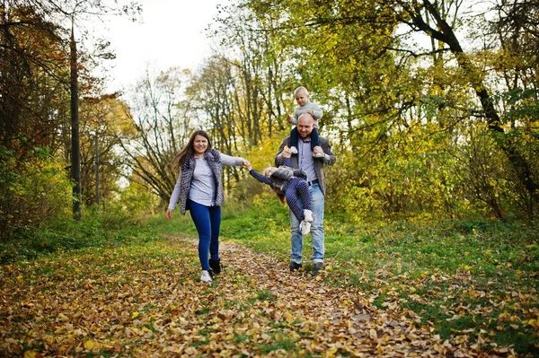 Feliz familia caucásica de mamá papá y niña con niño en ma — Foto de Stock