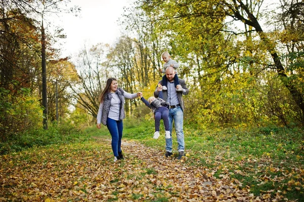 Feliz familia caucásica de mamá papá y niña con niño en ma — Foto de Stock