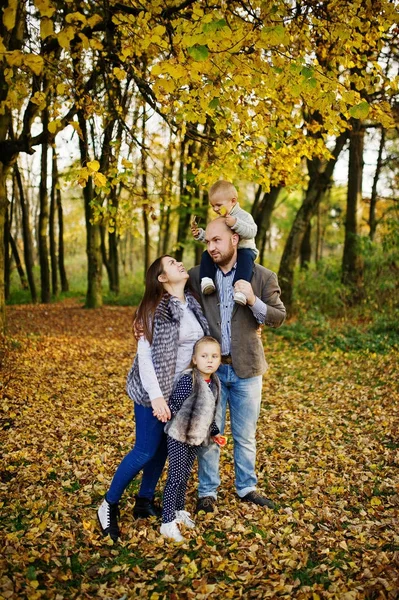 Счастливая кавказская семья мама папа и маленькая девочка с мальчиком на ма — стоковое фото