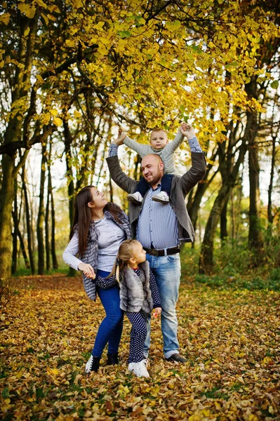 Glücklich kaukasischen Familie von Mama Papa und kleine Mädchen mit Junge bei ma — Stockfoto