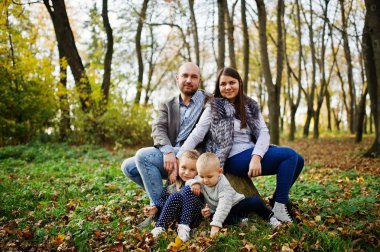 Mutlu Beyaz aile anne baba ve anne çocuğa küçük kızla
