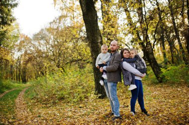 Mutlu Beyaz aile anne baba ve anne çocuğa küçük kızla