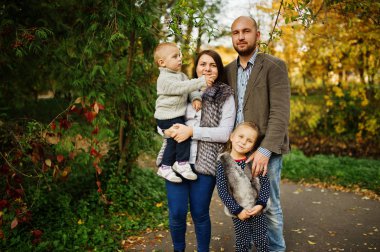 Mutlu Beyaz aile anne baba ve anne çocuğa küçük kızla