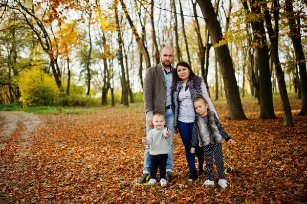 Feliz família caucasiana de mãe pai e menina com menino em ma — Fotografia de Stock