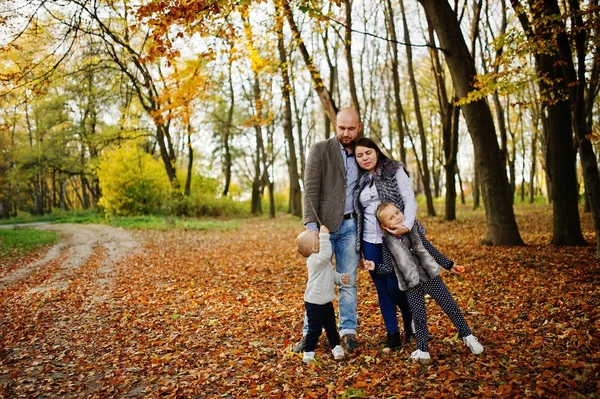 幸福的白种人家庭的爸爸妈妈和小女孩与男孩在马 — 图库照片