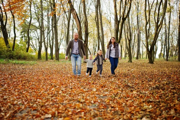 Glücklich kaukasischen Familie von Mama Papa und kleine Mädchen mit Junge bei ma — Stockfoto