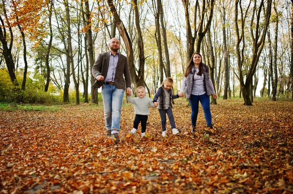 Kaukasische en gelukkige familie van moeder vader en meisje met jongen bij ma — Stockfoto