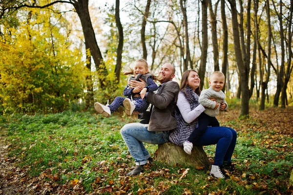 Щаслива біла сім'я мами тато і маленька дівчинка з хлопчиком в мамі — стокове фото