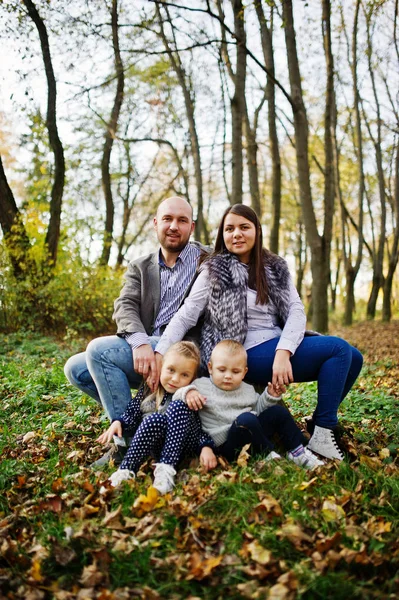 Glücklich kaukasischen Familie von Mama Papa und kleine Mädchen mit Junge bei ma — Stockfoto