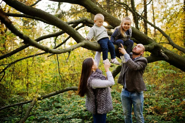 幸福的白种人家庭的爸爸妈妈和小女孩与男孩在马 — 图库照片
