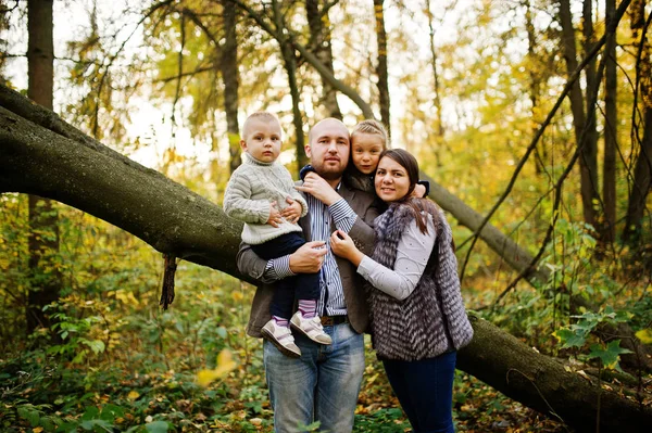 Felice famiglia caucasica di mamma papà e bambina con ragazzo a ma — Foto Stock