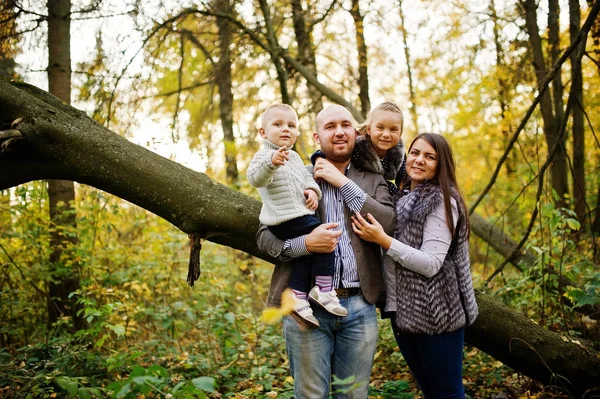 Feliz família caucasiana de mãe pai e menina com menino em ma — Fotografia de Stock