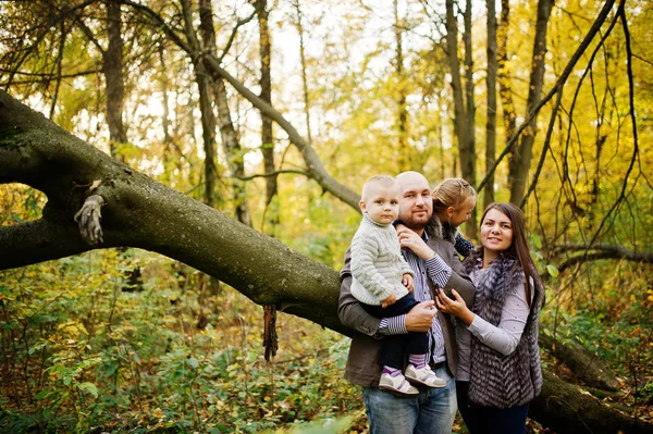 Felice famiglia caucasica di mamma papà e bambina con ragazzo a ma — Foto Stock