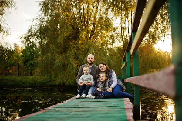 Feliz família caucasiana de mãe pai e menina com menino no wo — Fotografia de Stock